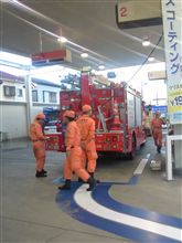 消防車の給油ピットイン風景 消防車の給油ピットイン風景