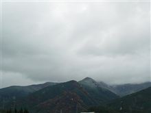 今日は寒くてみぞれが降って・・・山の一部は薄っすら雪化粧してました。