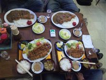 お腹が…。
