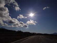 　粉雪が舞い　ウインカーの異変に気がつき　リンゴが重い　（汗