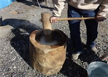 毎年恒例の餅つき。