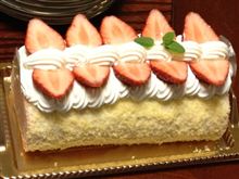 苺ロールケーキ...