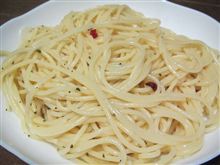 今日のディナーは、スマ僧手作りペペロンチーノ