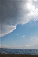朝はお天気良かったのに、砂浜に行くと怪しい雲行きに・・・。