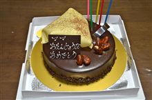 本日はママの誕生日、なのに、ママは朝から晩まで家族のために働き通しでした