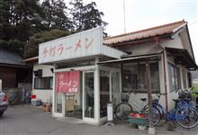 岳乃屋さんのラーメンと巨大餃子。