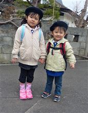 姉と弟が一緒にバスに乗る　はじめての日なのだ