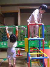 下の子は上の子を見て育つ？