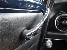 インサイドドアハンドルの根本に （mini）