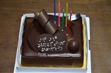 本日は、パパの誕生日! 誕生日といえば我が家はお寿司とケーキなのだ!! 本日は、パパの誕生日! 誕生日といえば我が家はお寿司とケーキなのだ!!