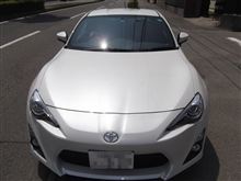 ８６