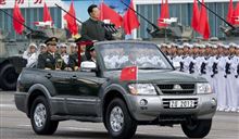 胡錦濤 国家主席 ミツビシ パジェロ で 軍事パレード を 観閲 ： 中国 ・・・・ 