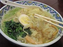 今日のランチは、「揚州商人」ワンタン麺（刀切麺）＋ミニチャーハン＋杏仁豆腐