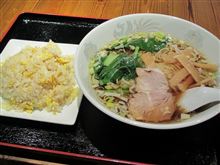 今日のランチは、「三百宴や」ラーメンと野菜炒飯セット600円