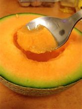 メロンをスイカのように食べる! メロンをスイカのように食べる!