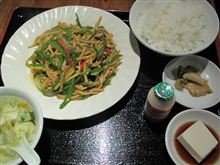 今日のランチは、「三百宴や」豚肉とピーマン炒め定食