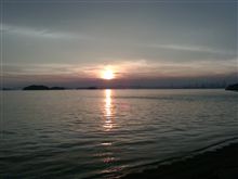 とある砂浜からの夕日