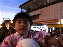 娘を肩に夏祭りに繰り出す
