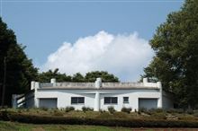 雲と白い建物