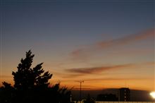 たなびく夕空の下。