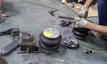 ハイエース　エアバック取付加工中