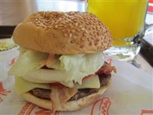 今日のブレックファーストは、「A&amp;W」モーニングプレート＆モッツアバーガー