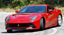 F12フェラーリ　赤色。