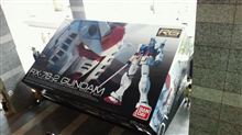 大阪駅にガンダムプラモデルの箱が落ちていた