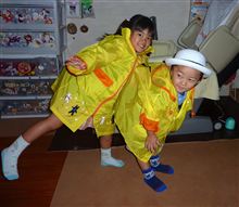 本日から幼稚園、雨だったのでカッパを着ての登園となりました。