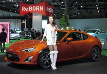 トヨタ８６　　紺色　女性ドライバー