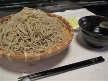 今日のランチは、自宅でそばてんこ盛り