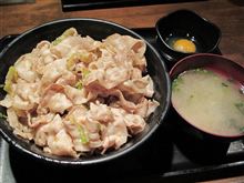今日のディナーは、「伝説のすた丼屋」すた丼600円＋肉増し130円度々