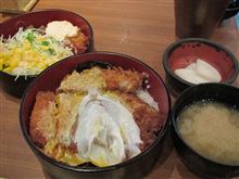 今日のランチは、「やげん亭」かつ重（ロース）