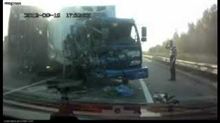 ☆ 家の近くでバイク同士の接触事故です。また海外ですが、事故の衝撃でトラックドライバーが飛び出したが奇跡的に無事 (す・す・すご過ぎる・・・) ☆ 家の近くでバイク同士の接触事故です。また海外ですが、事故の衝撃でトラックドライバーが飛び出したが奇跡的に無事 (す・す・すご過ぎる・・・)