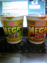 Cupnoodle MEGA MEET と MEGA VEGETABLE