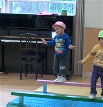 幼稚園の父母参観日（年少）のお遊戯で息子が楽しそうに・・