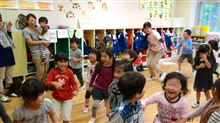 幼稚園の父母参観日（年中）で、娘は楽しくお遊戯とホットケーキ作り