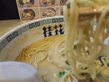 締めも～