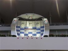 ピットロードから見たF1の表彰台