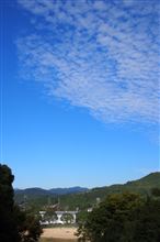 空高し　かたまりかけの　和紙の雲