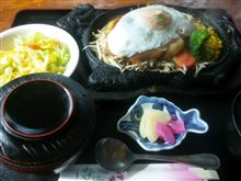 すごいボリュームのハンバーグですわ～。