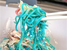 本日のニュース２【「余りにも衝撃的」「まるでカラーゴム」 初音ミクカラーの痛焼きそば　東京】