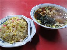 今日のディナーは、地元「新㐂楽」のラーメン＆チャーハン