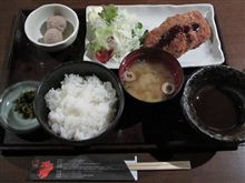 今日のランチは、「黒提灯」黒豚めんちかつ定食