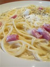 今日のランチは、「La Pausa」半熟卵のカルボナーラセット（ドリンク付）&amp;ピザ