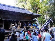 秋祭りの餅投げ
