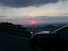 鷲羽山スカイラインからの夕日とライトアップされた瀬戸大橋