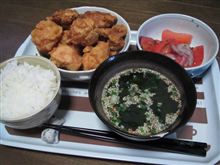 今日のディナーは、地元唐揚げ屋さんのモモ＆ムネ唐揚げ1個60円