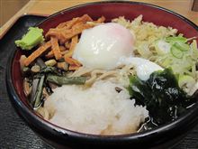 今日のディナーその2は、鶯谷「本陣」温玉むじなそば大盛 600円