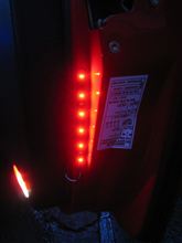 ドアのオープンの際のカーテシ補助LEDテープを貼りつける